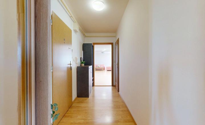 Priestranný zariadený 3 izbový byt so samostatnou garážou  - fotografia 12