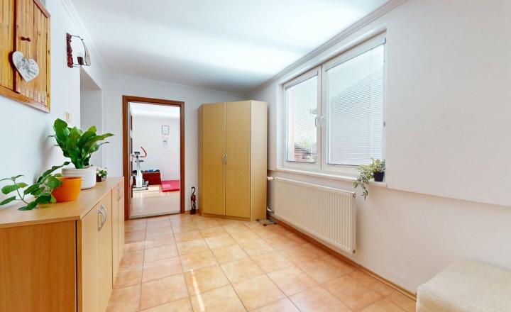 Rodinný dom po kompletnej rekonštrukcii vhodný na okamžité bývanie - fotografia 4