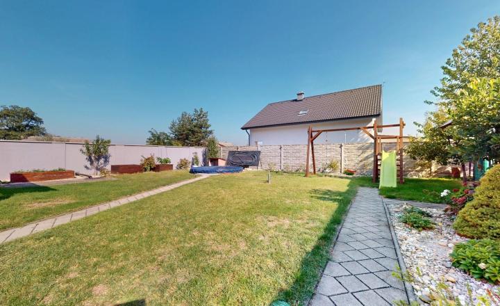Rodinný dom po kompletnej rekonštrukcii vhodný na okamžité bývanie - fotografia 32