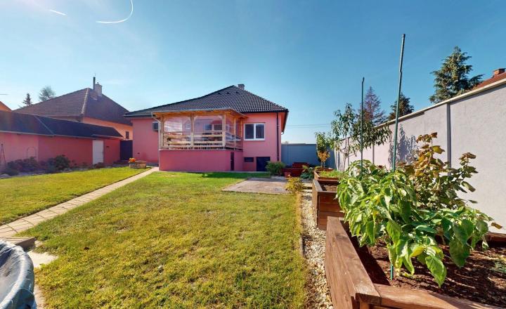 Rodinný dom po kompletnej rekonštrukcii vhodný na okamžité bývanie - fotografia 36