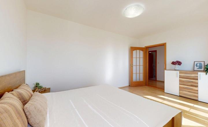 Priestranný zariadený 3 izbový byt so samostatnou garážou  - fotografia 5