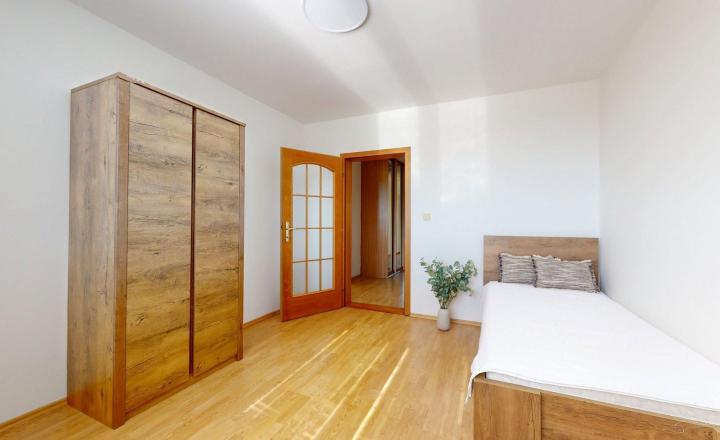 Priestranný zariadený 3 izbový byt so samostatnou garážou  - fotografia 8