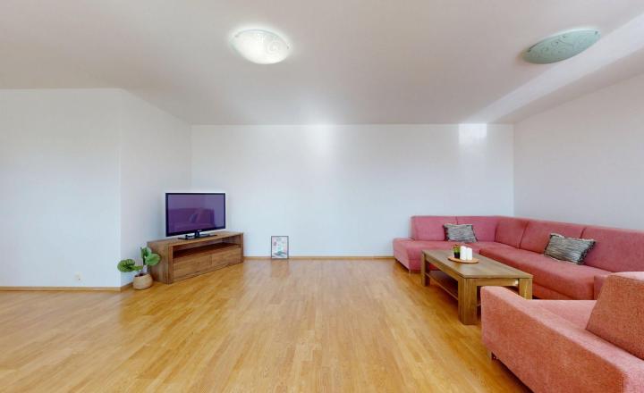 Priestranný zariadený 3 izbový byt so samostatnou garážou  - fotografia 18