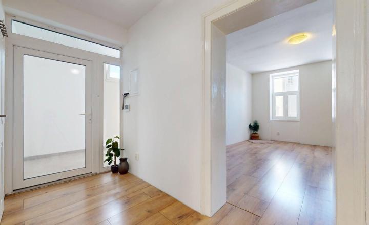 Rodinný dom v centre mesta, vhodný na bývanie prípadne aj ako objekt na podnikanie. - fotografia 12