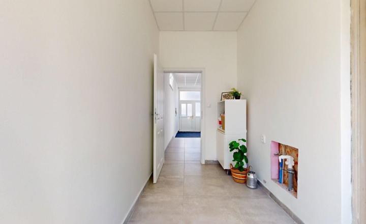 Rodinný dom v centre mesta, vhodný na bývanie prípadne aj ako objekt na podnikanie. - fotografia 15
