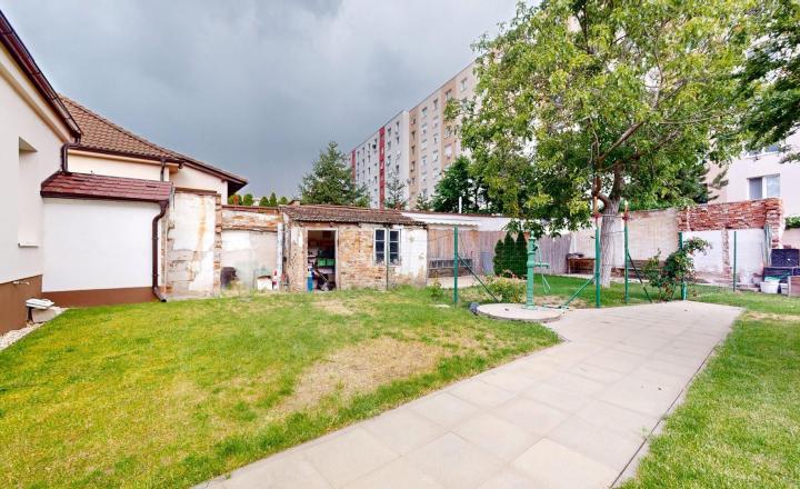 Rodinný dom v centre mesta, vhodný na bývanie prípadne aj ako objekt na podnikanie. - fotografia 19