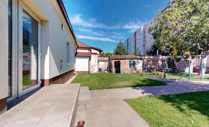 Rodinný dom v centre mesta, vhodný na bývanie prípadne aj ako objekt na podnikanie. - fotografia 30
